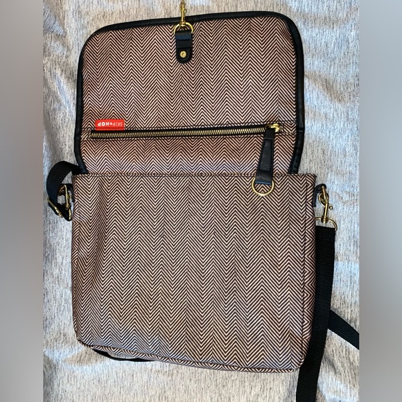 Skip*Hop Brown Zig-Zag Diaper Bag With Changing Pad - Picture 5 of 12